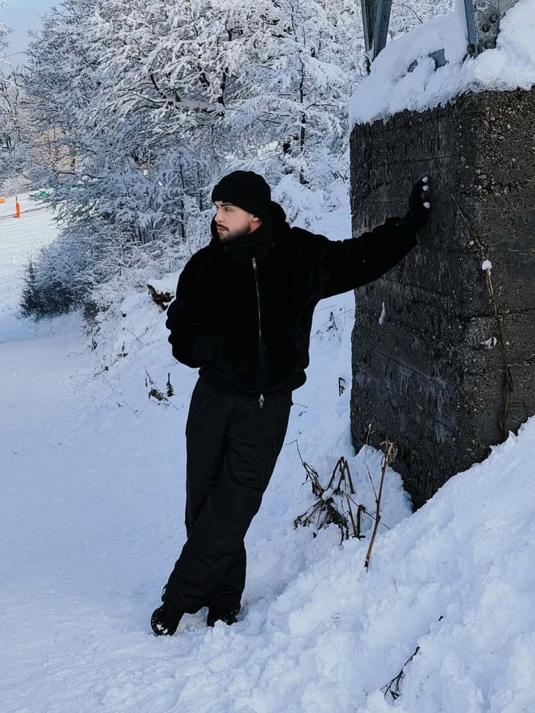 The All-Black Winter Outfit With a Fur Jacket